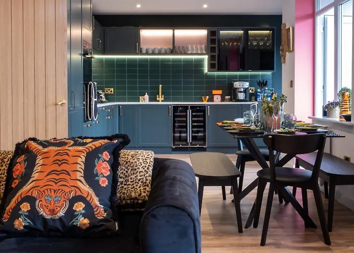 Ultimate Glam, Vintage Central Pad. Cool 70S Bar.